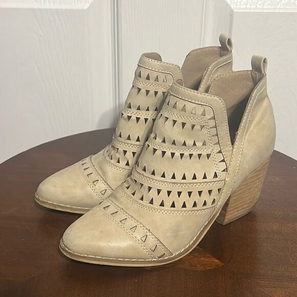 🔥 Mi.iM 'Trixi' Ankle Heeled Booties - Cream Color - 3” Rise Heel - Sz 6 - EUC - Picture 1 of 14